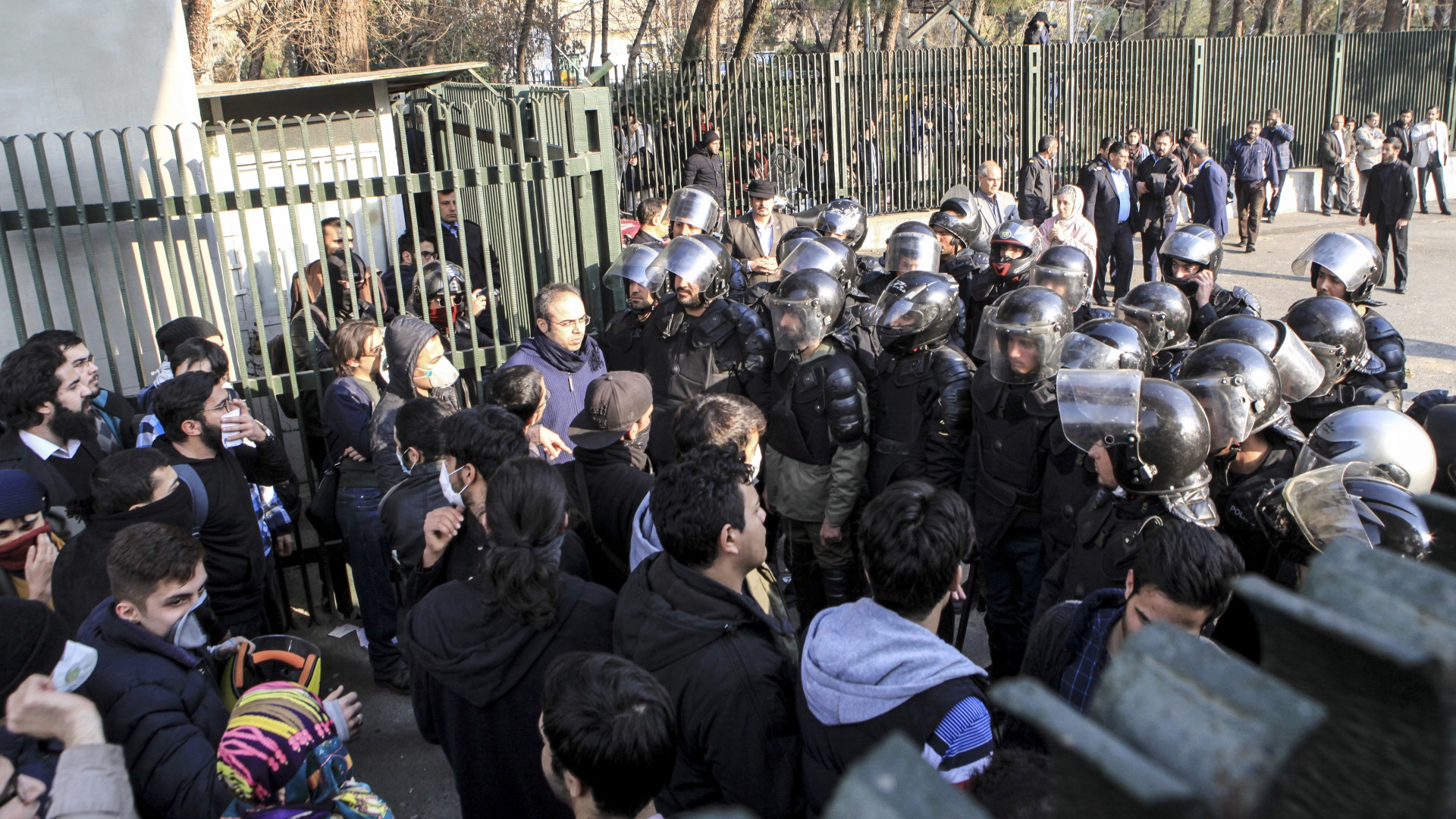 Iran politi demonstranter