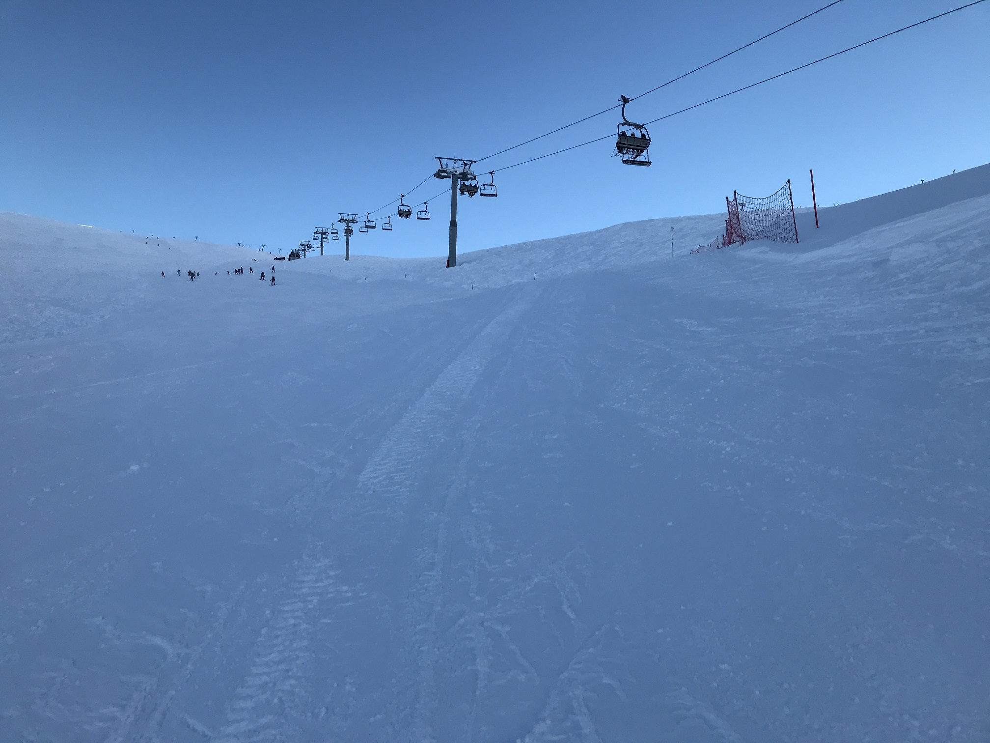 En ung jente havnet i en alvorlig skiulykke da hun falt nedi en elv ved Røldal skisenter i Hordaland.
