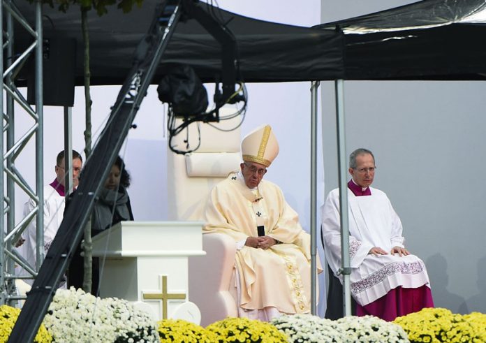 Pave Frans under den katolske messen på Swedbank arena tirsdag.