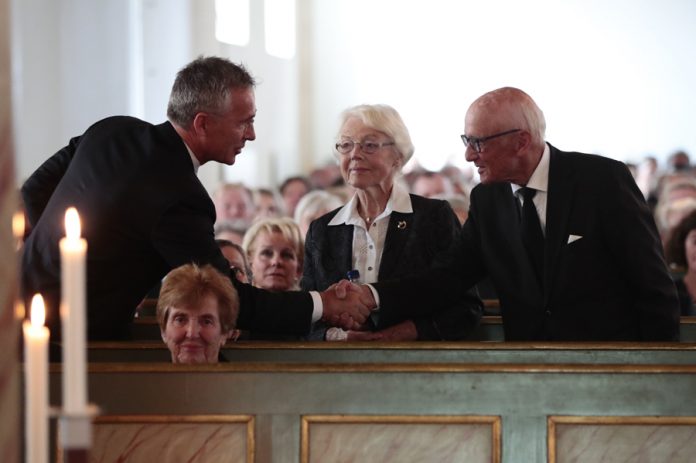 Thorvald Stoltenberg bisettes fra Oslo domkirke.