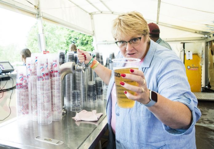 Kulturministeren som frivillig på Øyafestivalen