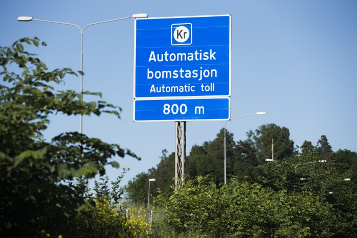 Bomstasjonen på E18 ved Lysaker. Kapasiteten på E18 vil bli utvidet med 1,5 kilometer fra Lysaker og vestover er partene i Oslopakke 3 forhandlingene enige om.