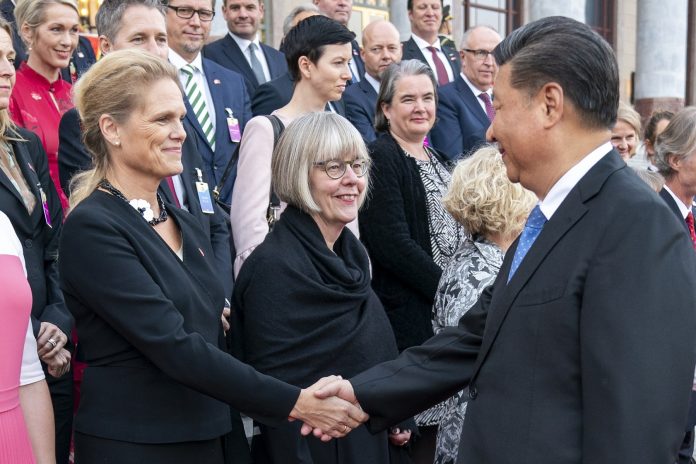 Kongeparet på offisielt statsbesøk i Kina