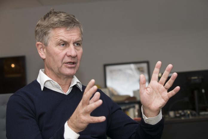 Erik Solheim, sjef for FNs miljøprogram og assisterende generalsekretær i FN, er er bekymret over all plasten som havner i naturen.