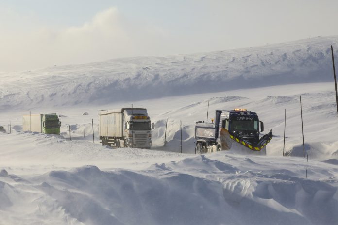 Kolonnekjøring på Rv 7 ved Fagerheim Fjellstugu.