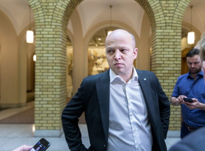 Hans Fredrik Grøvan orienterer om KrFs holdning i saken om objektsikring.