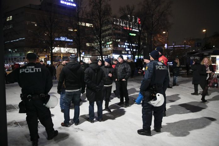 En markering mot FNs migrasjonsavtale på Eidsvolds plass foran Stortinget i Oslo.