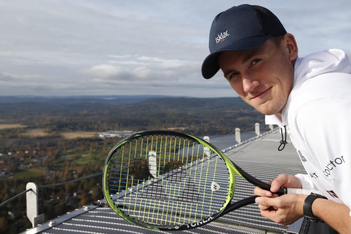 Tennisspilleren Casper Ruud på toppen av Holmenkollen under et pressemøte i forbindelse med tennisturneringen Collector Bank Norwegian Open 2017.