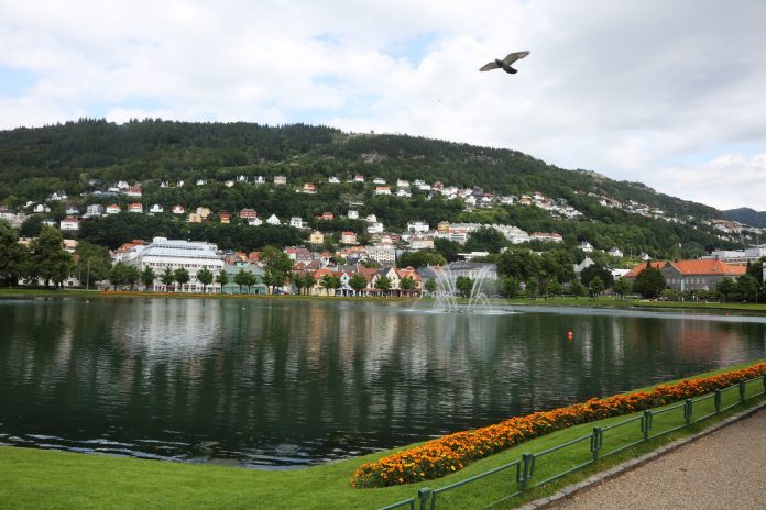 Lille Lungegårdsvannet beliggende sentralt i Bergens bybilde med Fløyen i bakgrunnen.