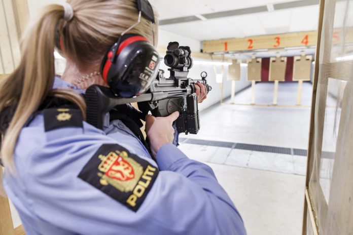 Politiet i arbeid. Skytetrening hos politiet.