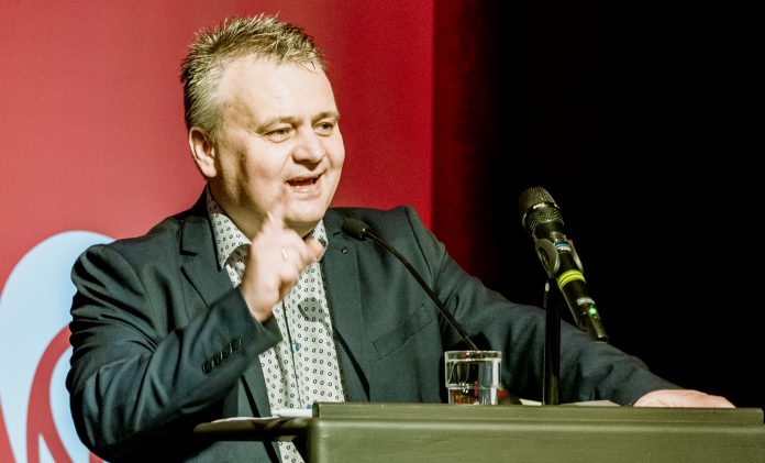 Fellesforbundets Jørn Eggum under fylkesårsmøte.