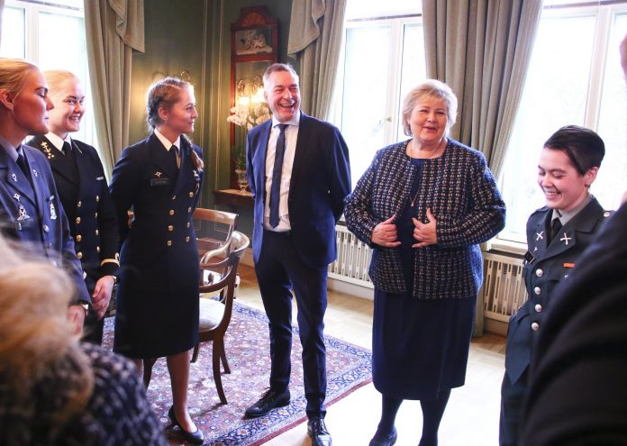 Statsminister Erna Solberg møter tillitsvalgte i Forsvaret