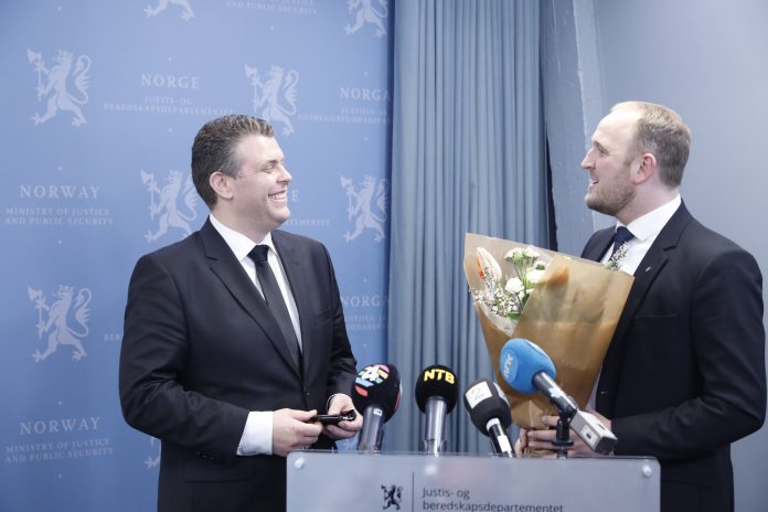 Nøkkeloverrekkelse i justisdepartementet.