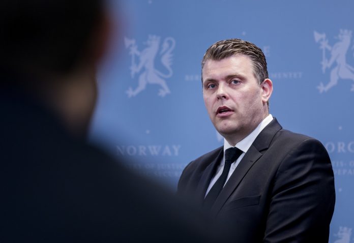 Nøkkeloverrekkelse i justisdepartementet.