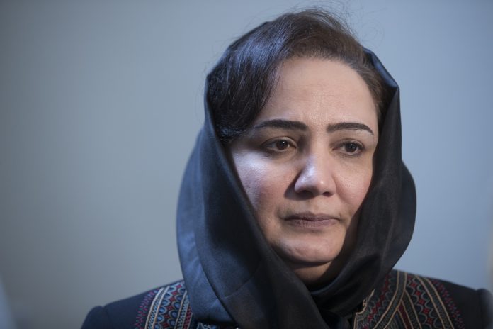 Utenriksminister Børge Brende la ned blomster og skrev i kondolanseprotokollen da han onsdag traff den afghanske ambassadøren i Oslo Shukria Barakzai (bildet).