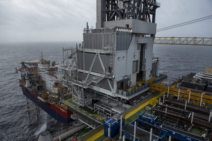 Olje- og energiminister Kjell-Børge Freiberg sto for den offisielle åpningen av strømforsyning til Johan