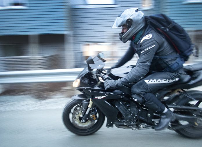 Mann på motorsykkel.