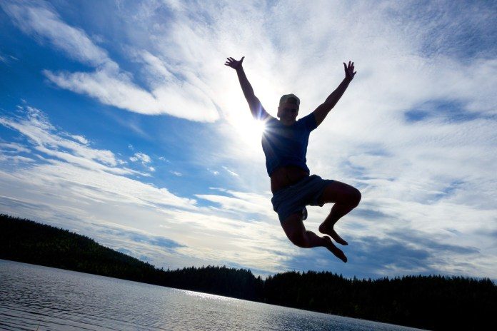 Ung gutt hopper i finværet på tur i Trondheim i sommerferien.
