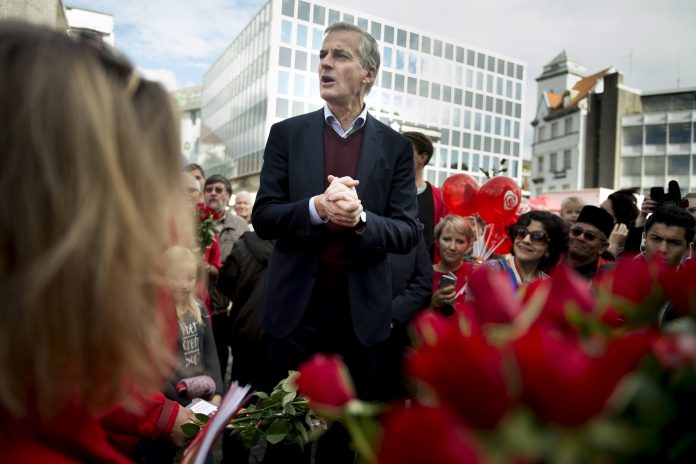 Jonas Gahr Støre (AP) besøker stand i Stavanger sentrum.