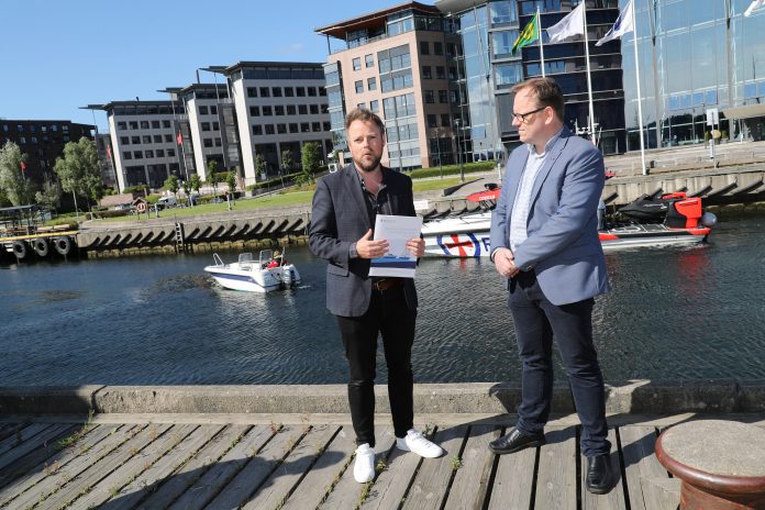 Næringsminister Torbjørn Røe Isaksen mottar den nye nasjonale handlingsplanen mot fritidsbåtulykker, som er utarbeidet av Sjøfartsdirektoratet