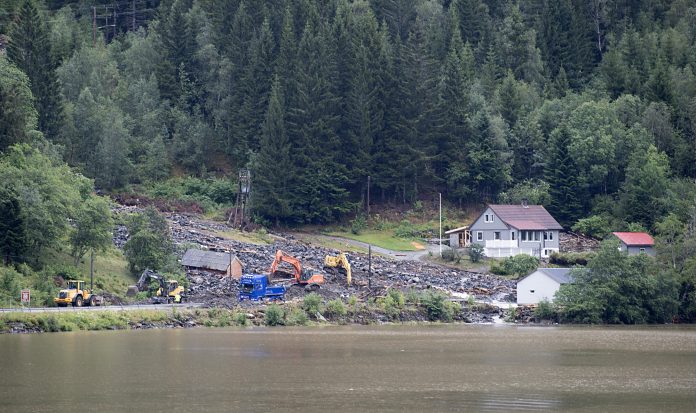 Store vannmengder førte til ras i Jølster.