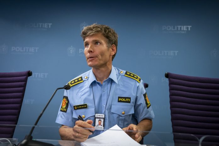 Politiadvokat Pål-Fredrik Hjort Kraby møter pressen.