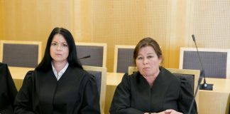 Bistandsadvokat Vibeke Hein Bæra (t.h) er oppnevnt til å være bistandsadvokat til Philip Manshaus' far. Her er hun sammen med Heidi Kristin Åsvang før en domsavsigelse i Oslo tingrett i 2012. Foto: Heiko Junge / NTB scanpix