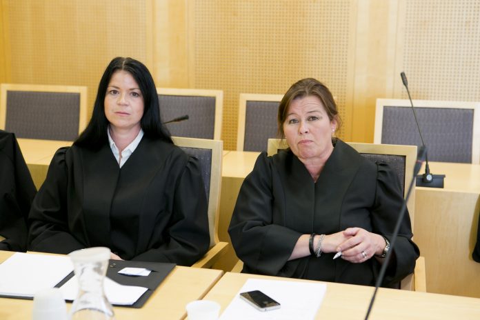 Bistandsadvokat Vibeke Hein Bæra (t.h) er oppnevnt til å være bistandsadvokat til Philip Manshaus' far. Her er hun sammen med Heidi Kristin Åsvang før en domsavsigelse i Oslo tingrett i 2012. Foto: Heiko Junge / NTB scanpix
