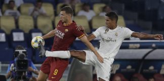 Romas Edin Dzeko (til venstre) i kamp mot Real Madrids Raphaël Varane i Roma 11. august. Foto: Gregorio Borgia / AP / NTB scanpix.