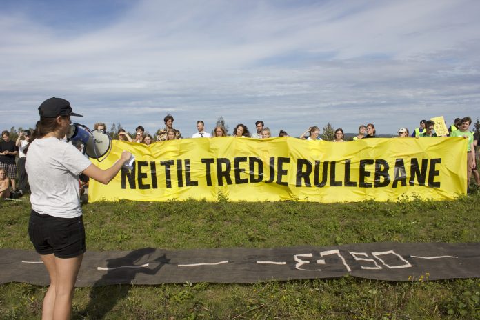 Demonstrasjon mot en tredje rullebane på Oslo lufthavn Gardermoen