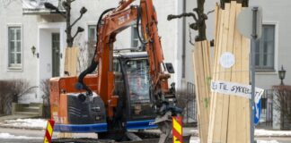 Oslo 20210318. Det bygges sykkelsti i Gyldenløves gate i Oslo. Naboer og beboere i ommerådet har i lengre tid gitt utrykk for sin motstand mot arbeidet og politiet vært tilstede i Gyldenløves gate på Frogner for å forsikre seg at det ikke oppstår aksjoner og sjikane mot de som arbeider der. Foto: Terje Pedersen / NTB