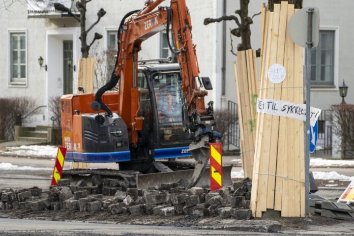 Oslo 20210318. Det bygges sykkelsti i Gyldenløves gate i Oslo. Naboer og beboere i ommerådet har i lengre tid gitt utrykk for sin motstand mot arbeidet og politiet vært tilstede i Gyldenløves gate på Frogner for å forsikre seg at det ikke oppstår aksjoner og sjikane mot de som arbeider der. Foto: Terje Pedersen / NTB