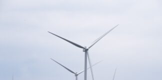 Vindmølle-utbyggingen fortsetter på Frøya etter at utbyggerne takket nei til en millionerstatning fra næringslivet. Illustrasjonsfoto: Terje Pedersen / NTB scanpix